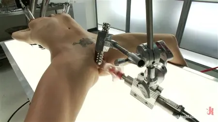 Brunetka twarda pieprzona maszyna seksu analna