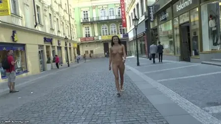 Czech z pięknym ciałem oświetlonym na ulicy