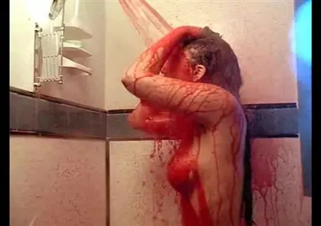 Drew Barrymore bierze prysznic w filmie Doppelganger