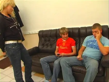 Dwóch rosyjskich studentów jednocześnie usiada starą dziwkę