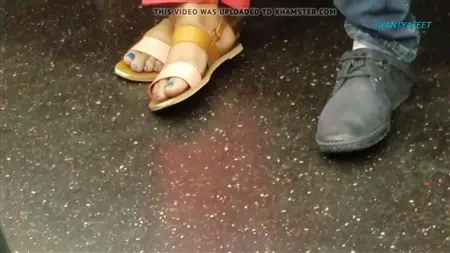 Fetyszyk stóp usuwa nogi dziewczyny z metra w kamerze