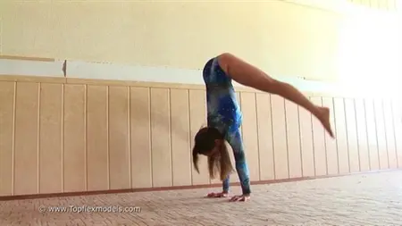Elastyczna uczennica zajmuje się gimnastyką przed kamerą