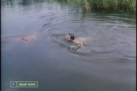 Naga dziewczyna unosi się w jeziorze ze swoim chłopakiem