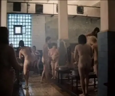 Nagie dziewczyny wygłupiają się pod prysznicem więziennym