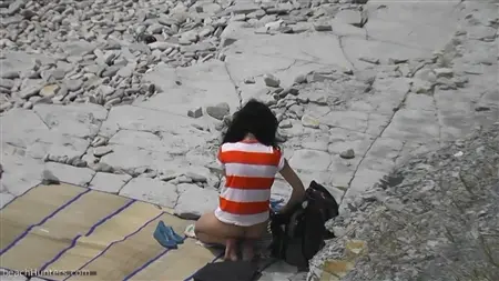 Zboczenie szpieguje dziewczyny na plaży nudystów
