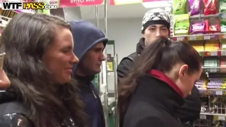 Studenci Kursk poszli do sklepu po alkohol i zabrali młode suki