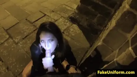 Policjant pieprzy prostytutkę na nocnej ulicy