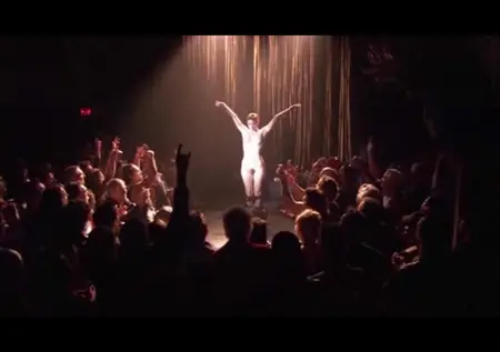 Mia Kirschner tańczy striptiz w filmie seks w innym mieście