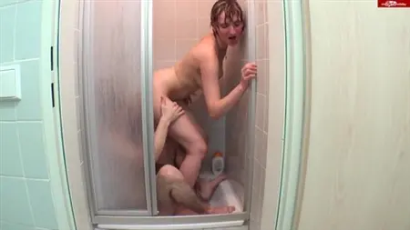 Szalony gorący seks pod prysznicem z młodym pięknem
