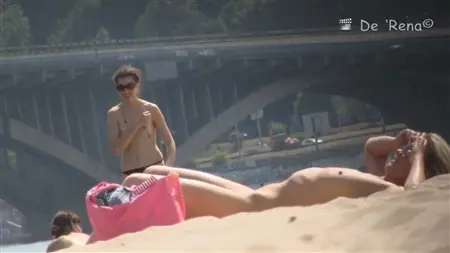 Czający się mężczyzna szpieguje nagie dziewczyny na plaży