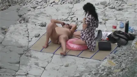 Dziwne dziewczyny z gołymi cyckami relaksują się na opuszczonej plaży