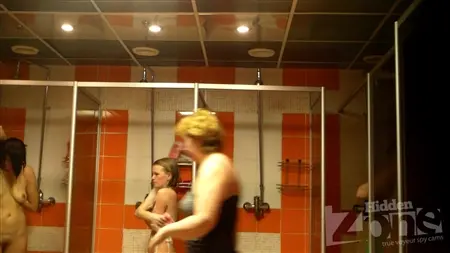 Rosyjska laska z czerwonej hair nie wie, że jest zastrzelona przez ukryty aparat w łaźnie