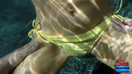 Kobieta w stroju kąpielowym masturbuje się pod wodą