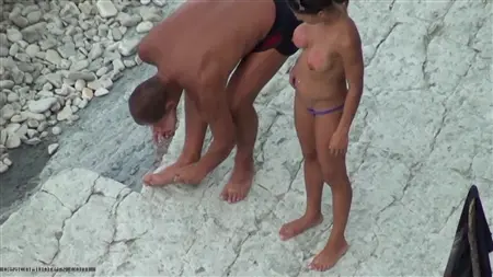 Busty Chika spoczywa na plaży z chłopakiem