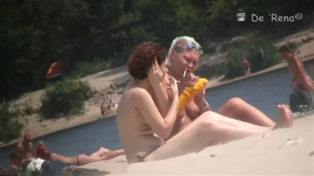 Zdejmij ukrytą kamerę mężczyzn i dziewcząt bez ubrania na plaży