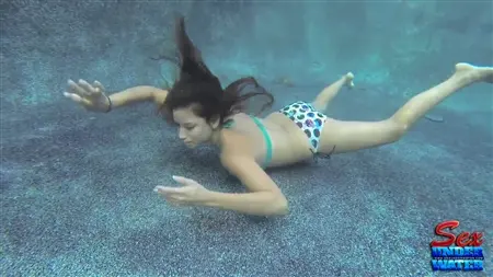 Smukła dziewczyna próbuje ssać gumowy kutas pod wodą