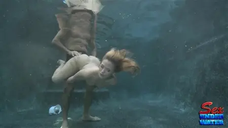 Smukła laska facet pieprzy się pod wodą