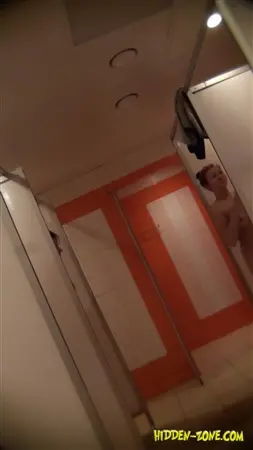 Sekret zaglądający za dziewcząt mycie pod prysznicem