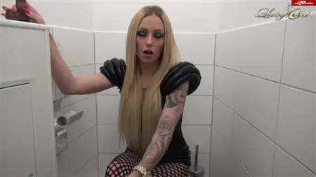 Wytatuowane blond ćwiczenia z gumowym członkiem w toalecie
