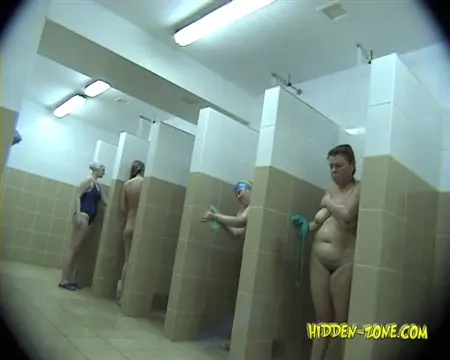 Gruba ciocia bierze prysznic z dziewczynami ze swojego zespołu