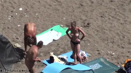 Zapaleni nudystów spędzają wakacje na swojej ulubionej dzikiej plaży